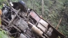 BROJE SE MRTVI: Autobus sleteo u provaliju (VIDEO)