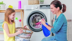 TRIKOVI KOJE SVI TREBAJU DA ZNAJU Pre pranja veša dodajte ovo u bubanj, efekat će vas oduševiti, a za žute mrlje ispod pazuha imamo savršeno rešenje