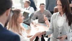 NA RAZGOVORU ZA POSAO TRAŽILI DA SE MOLI BOGU Devojka morala da sedne za sto i da se sa kolegama drži za ruke