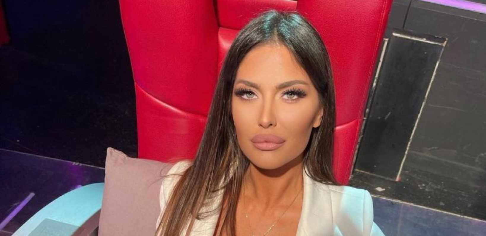 SKINULA SE VODITELJKA Ana Radulović svojim izgledom obara s nogu, pozirala u provokativnom izdanju (FOTO)