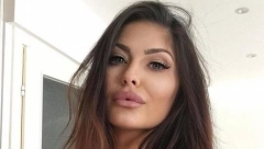 POKAZALA IZVAJANO TELO! Zgodna voditeljka pozirala u odeći od 3.000 dinara, crvenim minićem zapalila društvene mreže! (FOTO)