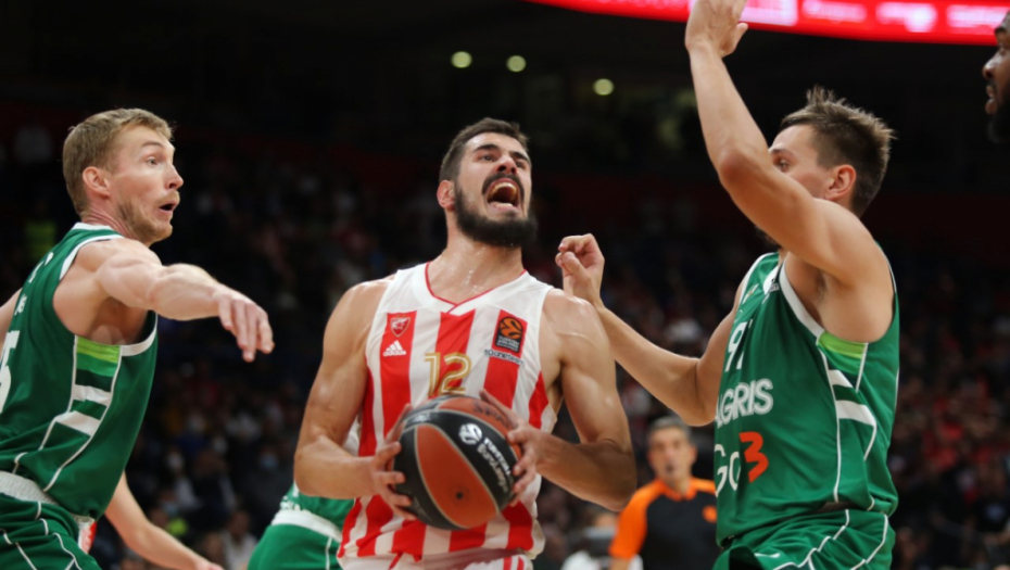 NEVIĐENO DO SAD Navijači sačekali ekipu posle utakmice, a onda se desilo nešto potpuno šokantno (VIDEO)