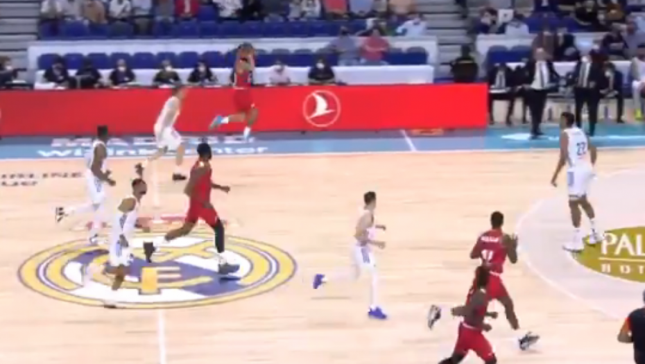 DA LI JE REALAN? Koš sezone postignut - SLUČAJNO!? (VIDEO)