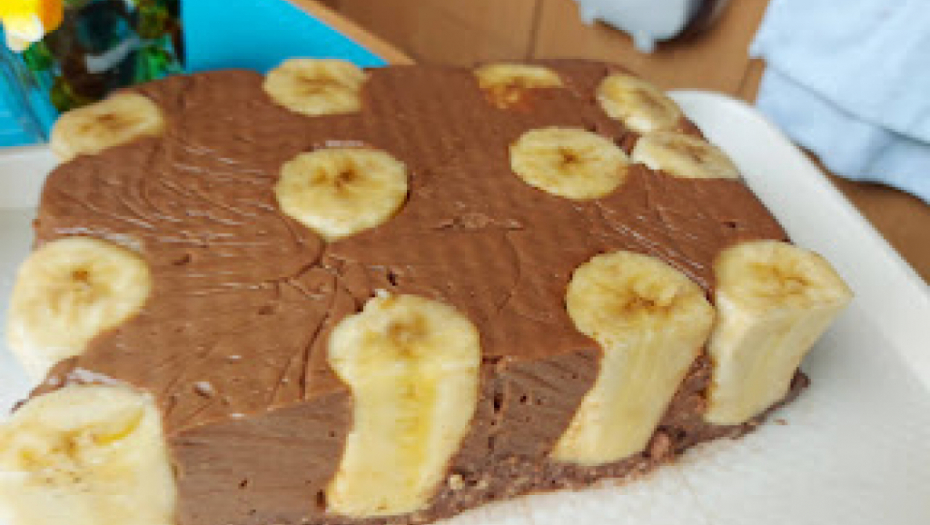 VRHUNSKI KREMASTI SLATKIŠ, GOTOV ZA 10 MINUTA Torta sa pudingom, orahom i bananama, raspametiće vas ukusom (VIDEO)