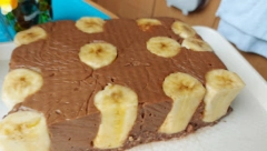 VRHUNSKI KREMASTI SLATKIŠ, GOTOV ZA 10 MINUTA Torta sa pudingom, orahom i bananama, raspametiće vas ukusom (VIDEO)