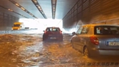 STRAVIČNE POPLAVE POGODILE GRČKU  Đaci napravili most od klupa da bi izašli napolje, delovi Atine bez struje (VIDEO)