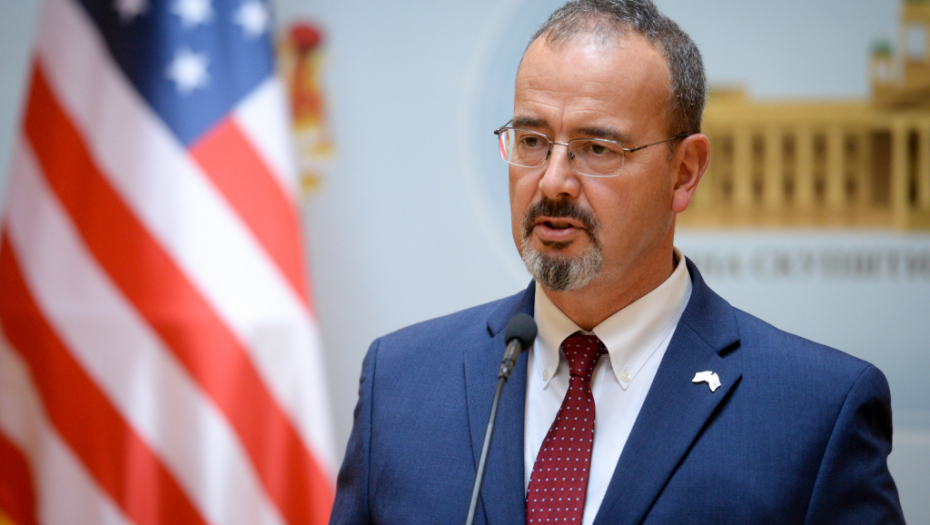 GODFRI POŽELEO SREĆAN BADNJI DAN NA SRPSKOM Ambasador SAD pored kamina u društvu krznenog prijatelja poručio: Želim vam da dočekate Božić u miru (VIDEO)