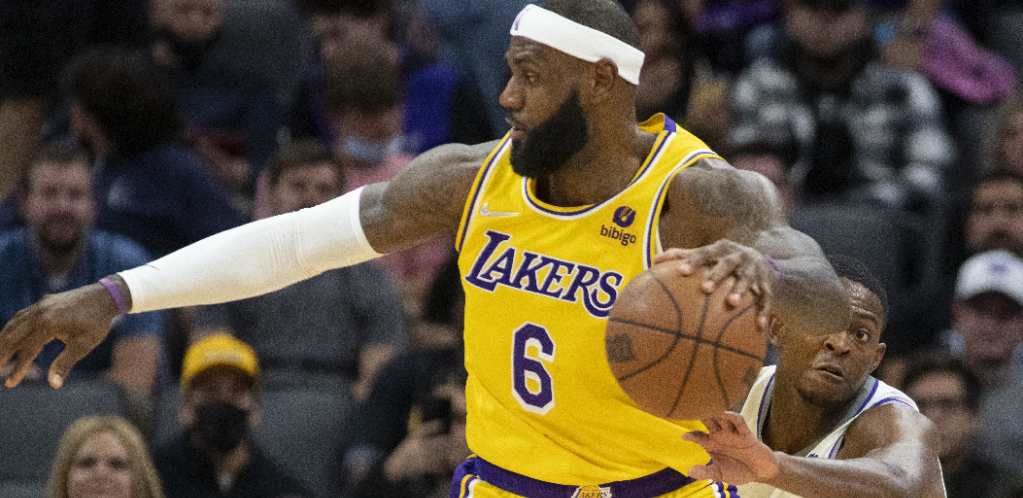 GODINE MU NE MOGU NIŠTA! Lebron je poleteo, ali stvarno! (VIDEO)