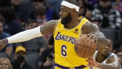 GODINE MU NE MOGU NIŠTA! Lebron je poleteo, ali stvarno! (VIDEO)