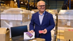 VESIĆ PODELIO POKLONE ZA DECU SA KOSOVA I METOHIJE 300 tableta na poklon najugroženijim mališanima