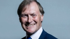 HOROR Britanski političar izboden dok je držao govor!