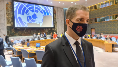 MARKO ĐURIĆ SPREMAN ZA SEDNICU SAVETA UN Ambasador sa ponosom nosi masku ZSO