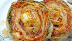 NEUPOREDIVO BOLJE OD SVEGA ŠTO STE PROBALI: Svečani rolat sa spanaćem, ajvarom i šunkom, maslinama izuzetnog ukusa i lepote (VIDEO)