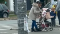 STRAVIČAN SNIMAK IZ NOVOG SADA Žena brutalno šamara bebu u kolicima, ljudi ne reaguju (VIDEO)