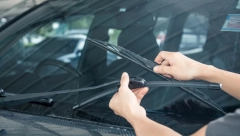 LOPOVI SMISLILI NAJLUKAVIJI TRIK DO SADA: Ako pod brisačima svog auta vidite novčanicu, odmah sedajte i bežite