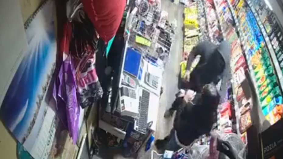 VUKAO RADNICU ZA KOSU I PRETIO JOJ PIŠTOLJEM Isplivao zastrašujući snimak pljačke prodavnice u BiH