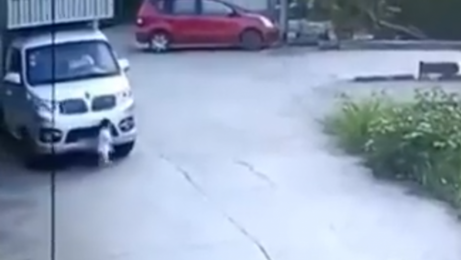 KAMION PREŠAO PREKO DEČAKA Snimak otkriva kako je dete preživelo