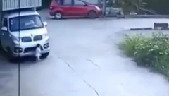 KAMION PREŠAO PREKO DEČAKA Snimak otkriva kako je dete preživelo