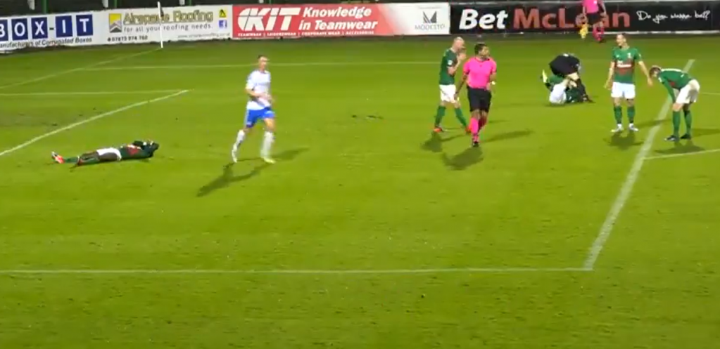 GOLMAN POTPUNO IZGUBIO KOMPAS! Udario saigrača, pa ga davio na zemlji (VIDEO)