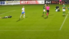 GOLMAN POTPUNO IZGUBIO KOMPAS! Udario saigrača, pa ga davio na zemlji (VIDEO)