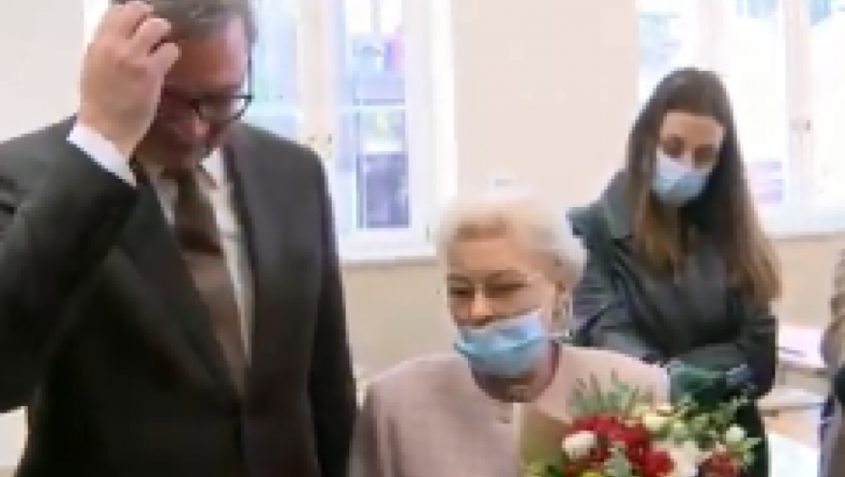 DIRLJIVO, PREDSEDNIK SREO SVOJU PROFESORKU RUSKOG Ponosna sam na njega, on je svoju peticu zaslužio!