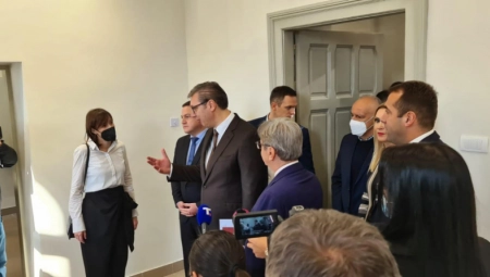 VUČIĆ UŠAO U SVOJU NEKADAŠNJU UČIONICU Sećanja su navirala, a onda je pomenuo profesorku ruskog: Ona uđe i izdiktira 20 reči na srpskom...