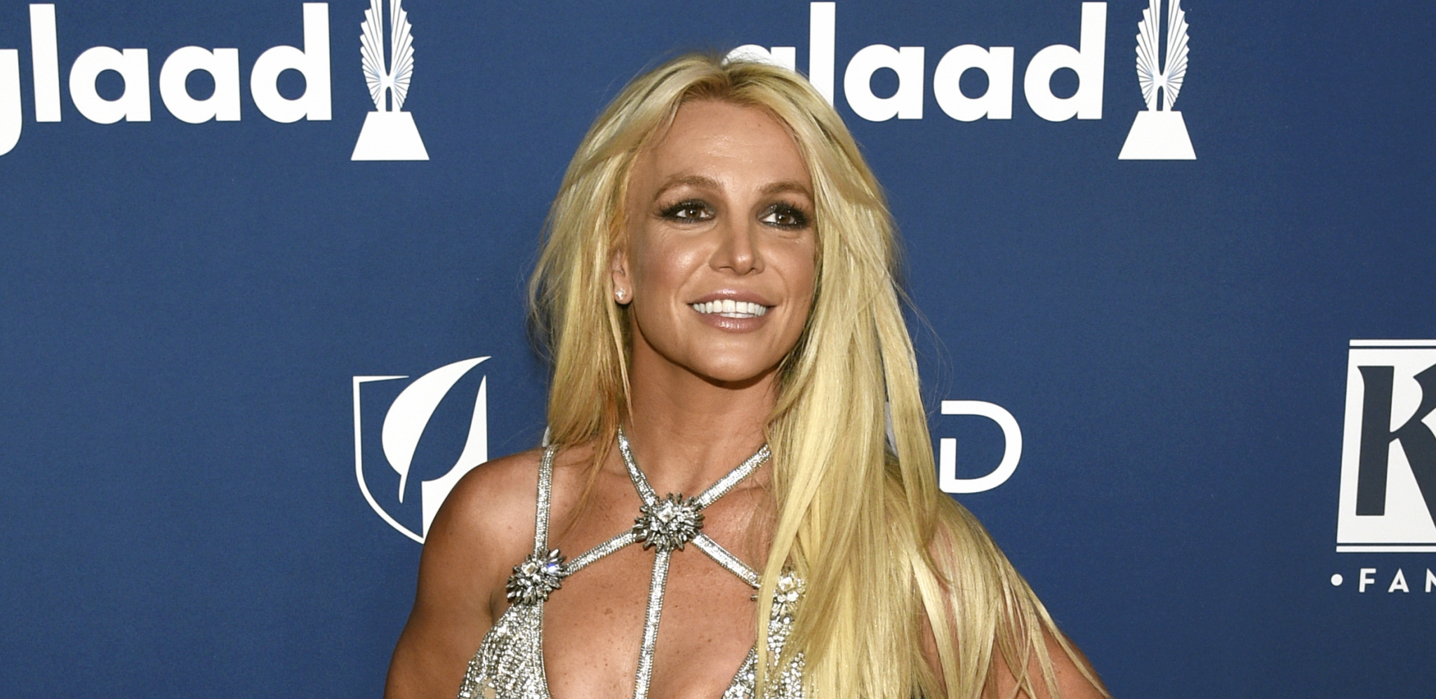 PONOVO ŠOKIRALA JAVNOST! Britni Spirs izvela ples sa noževima, a ima zavoj na ruci i posekotinu na nozi! (VIDEO)