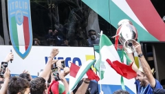 OSVETA SE SERVIRA HLADNA Italijani reklamom dosuli so na ranu Englezima posle poraza u finalu EP (VIDEO)