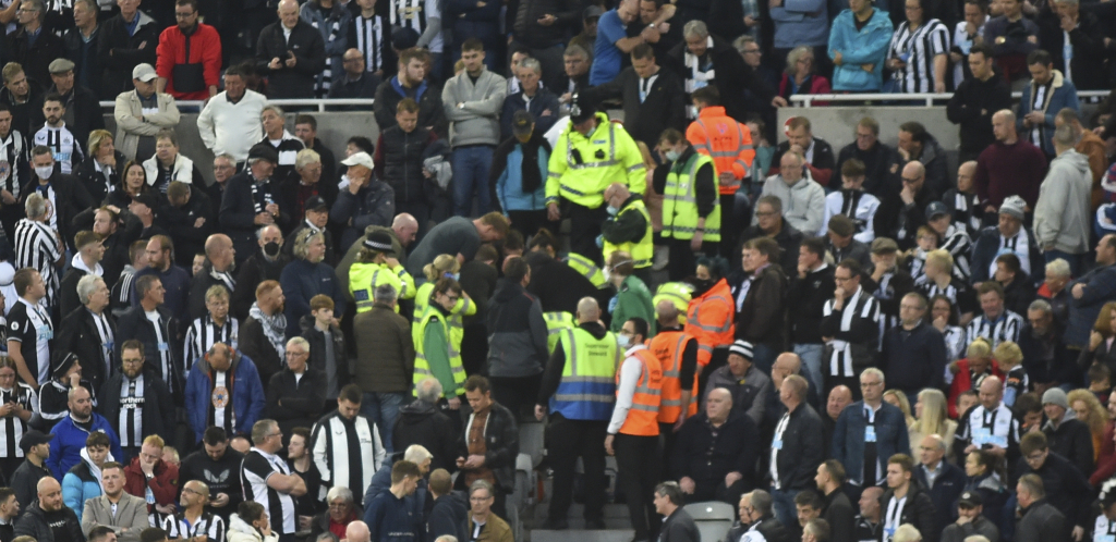 DRAMATIČNE SCENE U ENGLESKOJ Lekar je trčao koliko ga noge nose da bi navijaču spasao život (VIDEO)