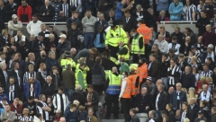 DRAMATIČNE SCENE U ENGLESKOJ Lekar je trčao koliko ga noge nose da bi navijaču spasao život (VIDEO)