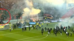 NA TRIBINAMA ZASTAVA KOSOVO JE SRBIJA Na terenu navijački rat, policija nemoćna, nema nastavka meča (VIDEO)