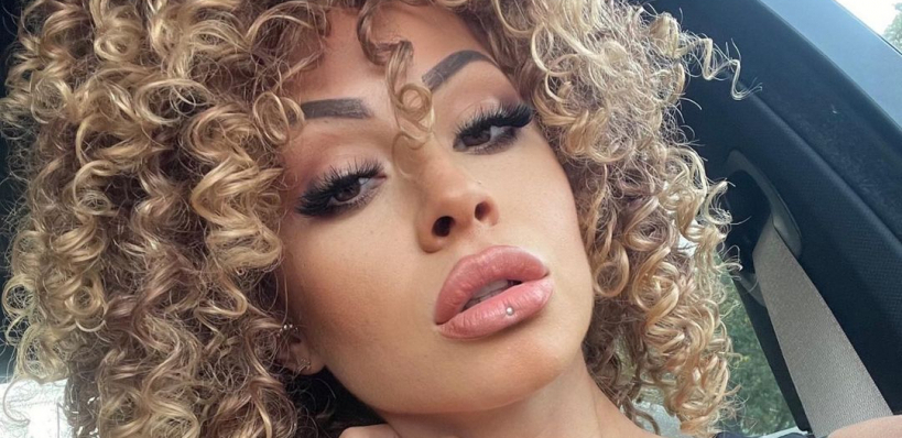 OVO JE SUPRUGA NAŠEG POZNATOG PEVAČA Ne voli da se eksponira u medijima, izgleda brutalno, a njena gola fotka sa plaže zapalila je mreže! (FOTO)