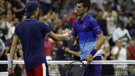 ĐOKOVIĆ VEĆ NAPRAVIO ŠOU U MONTE KARLU Novak sreo "učenika", društvenim mrežama kruži urnebesna fotografija (FOTO)