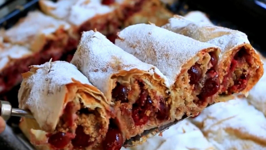 Ukus koji će vas oduševiti: Pita sa višnjama i prezlama