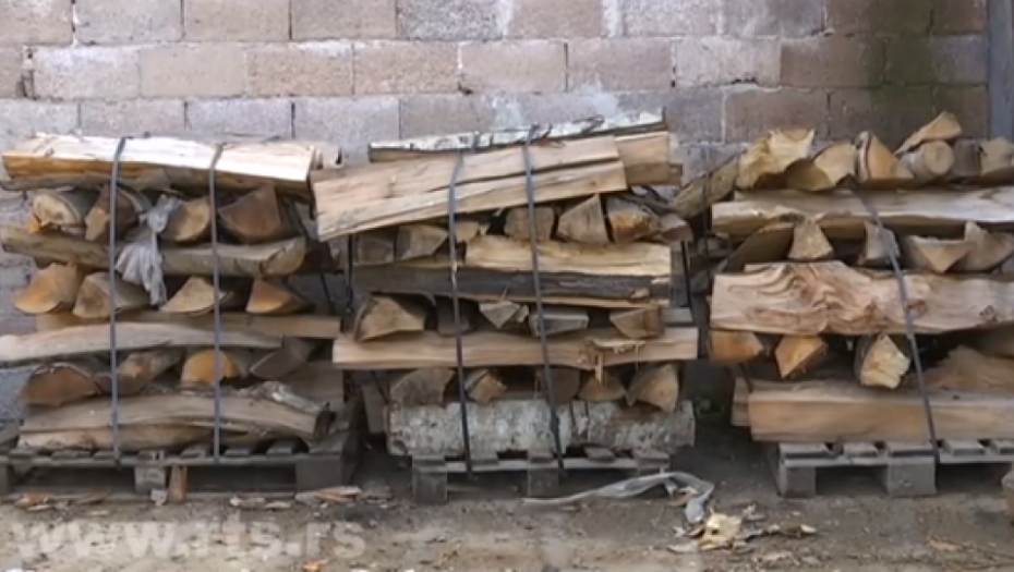 RADNIK "SRBIJAŠUMA" KRAO DRVA Policija mu stavila lisice na ruke