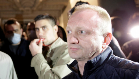 PSUJU VUČIĆU MAJKU, JER PADA KIŠA Totalno ludilo Đilasovih robota, kriv im predsednik zbog gužve u saobraćaju