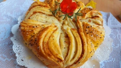 FANTASTIČNA DOMAĆA POGAČA Lisnata pita sa čvarcima, mekana kao morska pena (VIDEO)