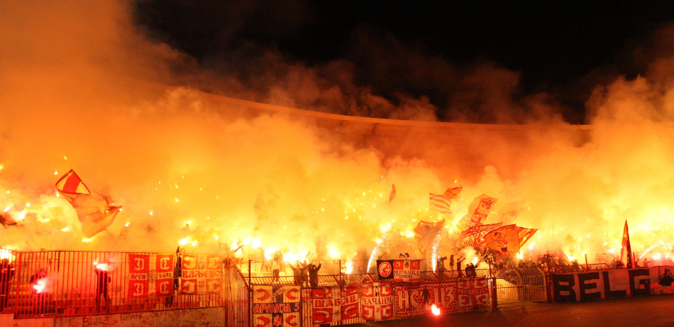 BILO IH JE MANJE "Delije" obučene u crno napale navijače Rome, Italijani bežali na sve strane