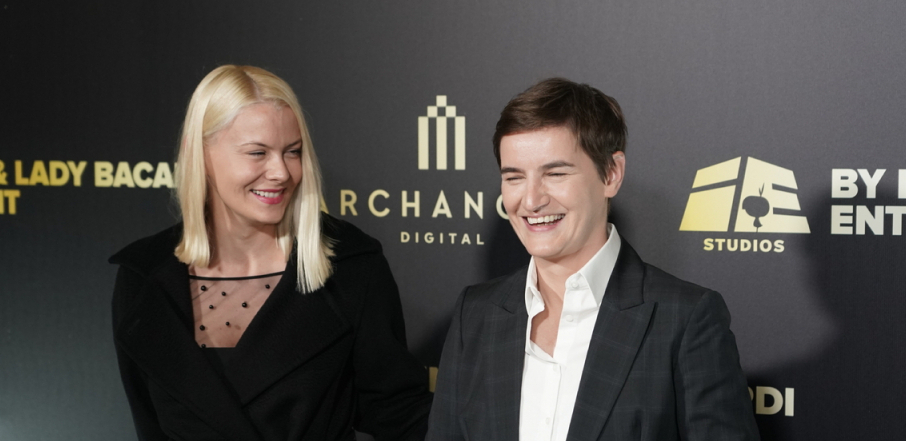 ODUŠEVILE SU SVE PRISUTNE Ana i Milica u savršenom skladu: Blistaju na večeri sa Džonijem Depom (FOTO)