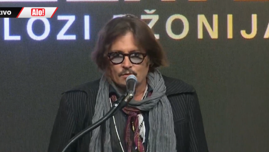 DŽONI DEP NASMEJAO PRISUTNE: Niko mi još nije dao rakiju “šljivovicu”...