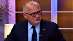 VESIĆ POSLAO NOVOGODIŠNJU ŽELJU Zajedno sa decom kitio jelku na Trgu Republike i pisao Deda Mrazu