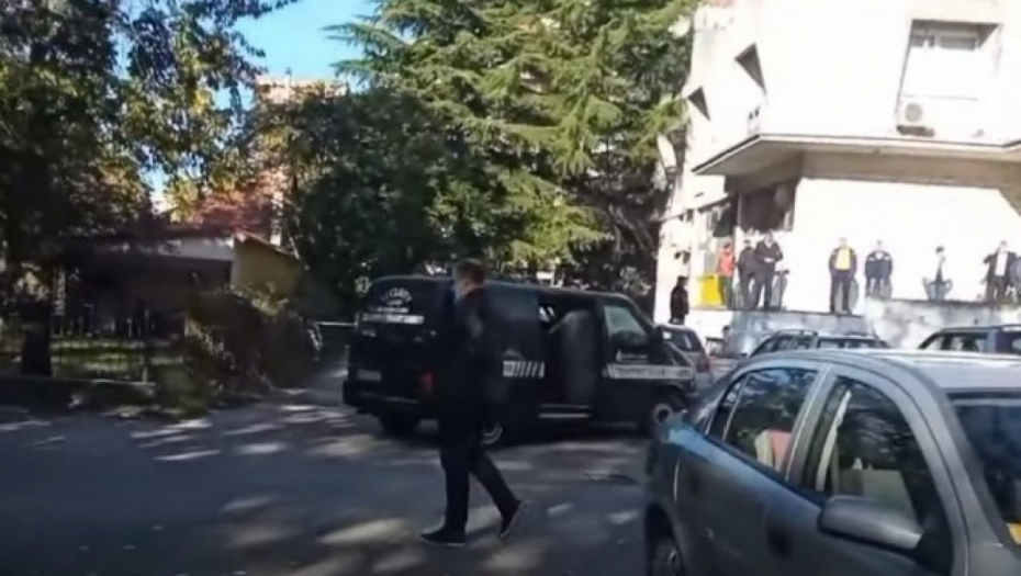 ORUŽANA PLJAČKA U NIKŠIĆU! Ubijen radnik obezbeđenja iz automatske puške, otet novac za isplatu penzija(VIDEO)