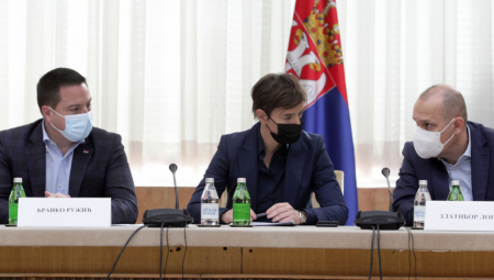 KRIZNI ŠTAB PONOVO ZASEDA Ana Brnabić najavila nove mere, kovid propusnice se proširuju i na druge objekte