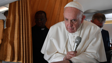 PAPA JE SINIŠI REKAO: TREBA DA POSTANEŠ SVETAC Mihajlović je oduševio poglavara rimokatoličke crvke, ovako je Srbin opisao njihov susret