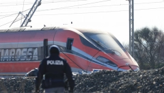 "NIKO NIJE POZVAO POLICIJU, TREBA SVI DA ZAVRŠE NA SUDU" Muškarac silovao ženu u vozu, a ostali putnici sedeli i snimali ovaj užas