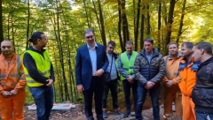PREDSEDNIČKA KOLONA NA NEOČEKIVANOJ LOKACIJI Vučić se oglasio video porukom: Nalazimo se između Senja i Sisevca... (VIDEO)