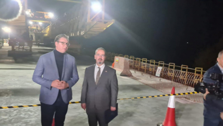 VUČIĆ SREĆAN Hoćemo da Srbija "trči" napred!