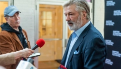 OGLASIO SE I GLAVNI POLICAJAC Odakle Aleku Boldvinu pravi pištolj na snimanju filma?!