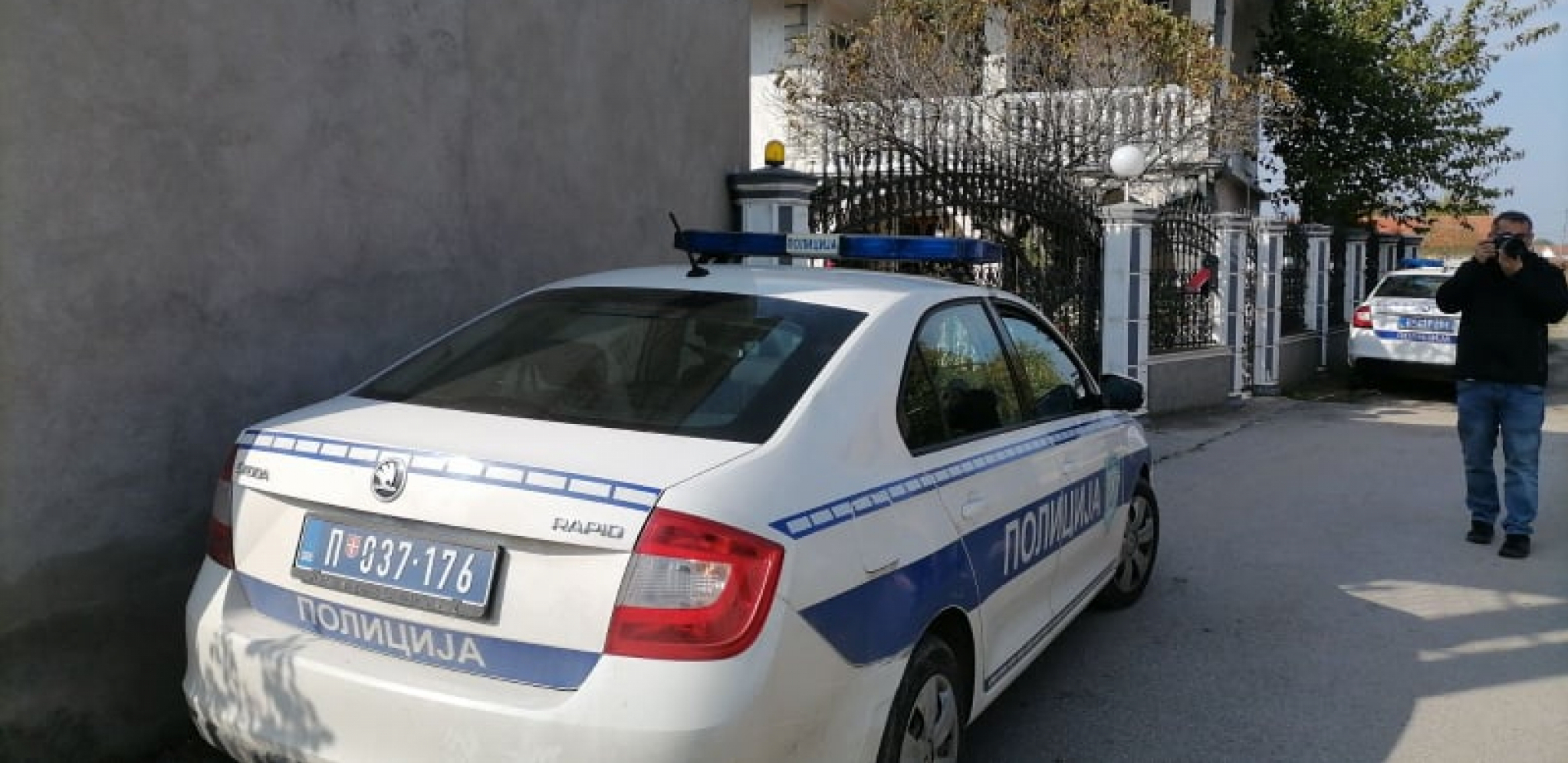 OPSADNO STANJE U DVORIŠTU UHAPŠENOG DŽONIĆA Policija traga za novim dokazima o brutalnom ubistvu! (FOTO)