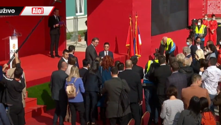 ŠTA SU OVO KINEZI PRONAŠLI U SRPSKOM RUDNIKU?! Predmet u staklu donet Vučiću, svi okupljeni okružili predsednika Srbije (FOTO)